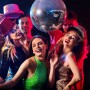 Silberne Discokugel mit tanzenden, lachenden Menschen auf einer Party, bunte Lichtreflexionen.