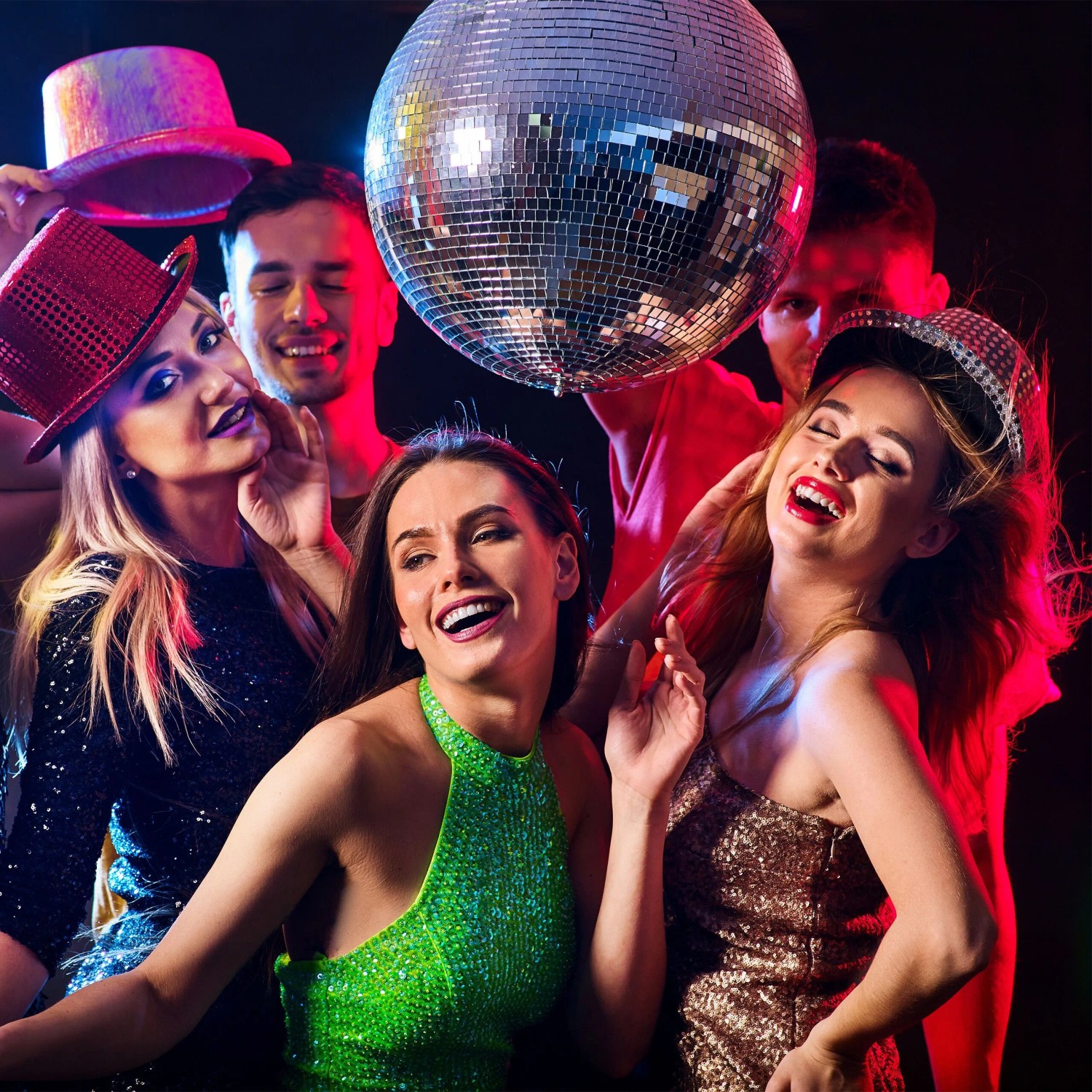 Silberne Discokugel mit tanzenden, lachenden Menschen auf einer Party, bunte Lichtreflexionen.