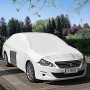 Weisse WOLTU Abdeckplane aus PE (2x3 m) schützt ein Auto vor Witterungseinflüssen.