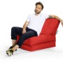 Mann sitzt entspannt im roten Sitting Point Sessel Twist Scuba, einem bequemen Sitzsack für Indoor und Outdoor.
