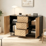 Modernes Sideboard schwarz, Holzoptik-Türen/Schubladen mit Fischgrätmuster, 3 Schubladen, 2 Türen, Stauraum.