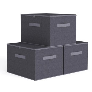 Drei anthrazitfarbene Sekey Aufbewahrungsboxen aus Vliesstoff mit Deckel und Griffen, gestapelt. Für Schrank & Regal.
