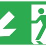Grünes Fluchtwegschild mit weißem Pfeil links unten und Person, nachleuchtend, 30x15 cm.