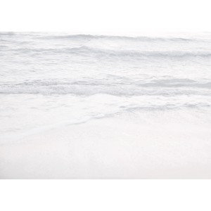 Komar Fototapete Vlies Silver Beach: Detailaufnahme von sanften Wellen am Strand.