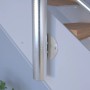 Detail der Innentreppe Kos: Weiße Metallwange, Eichenstufen, silberner Geländerpfosten und Edelstahlstab. Modernes Design.