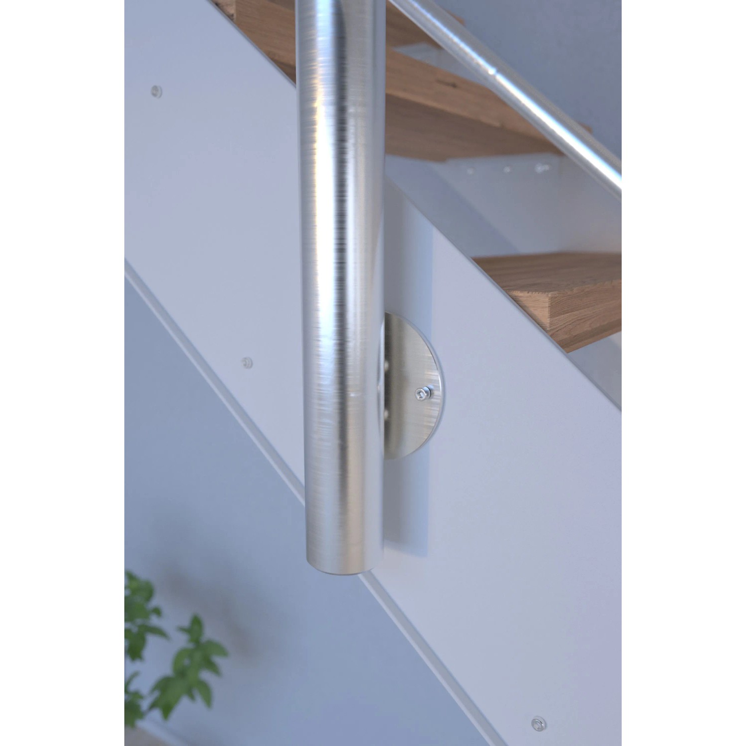 Detail der Innentreppe Kos: Weiße Metallwange, Eichenstufen, silberner Geländerpfosten und Edelstahlstab. Modernes Design.