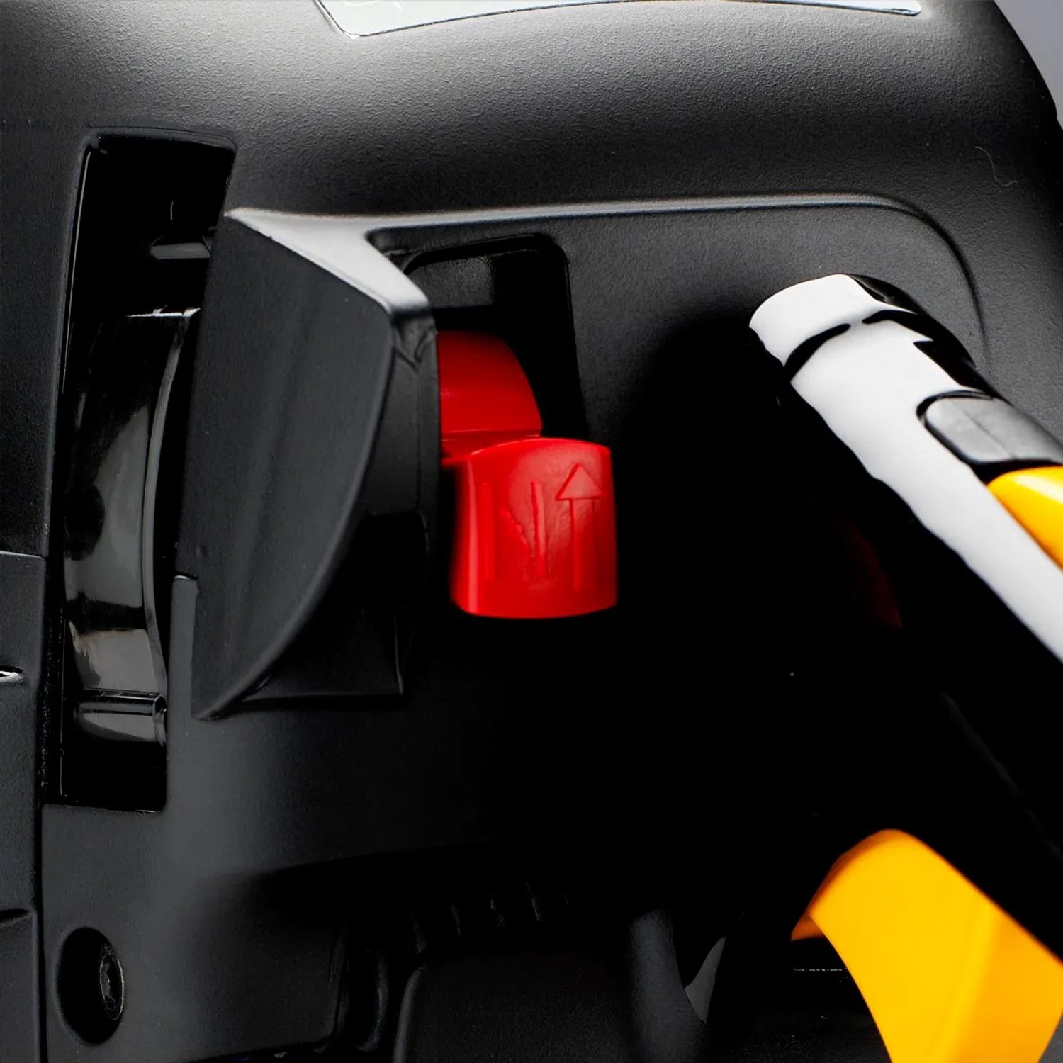 Detailaufnahme: Roter Startknopf der McCulloch CS 410 Elite Benzin-Kettensäge.