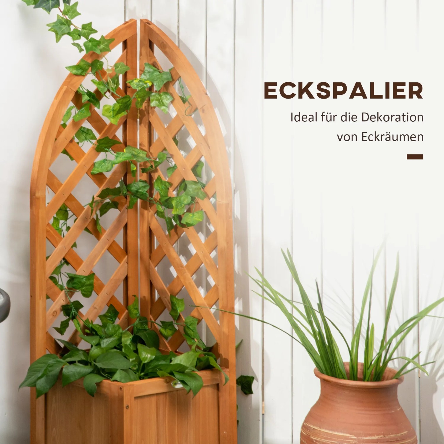 Outsunny Hochbeet aus Tanne mit Eckspalier, braun, bepflanzt mit Grünpflanzen.