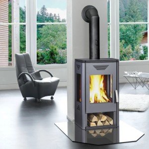 Moderner, grauer Wamsler Kaminofen Trion-H (8 kW) mit Holzscheiten im Brennraum, stehend im Wohnzimmer.