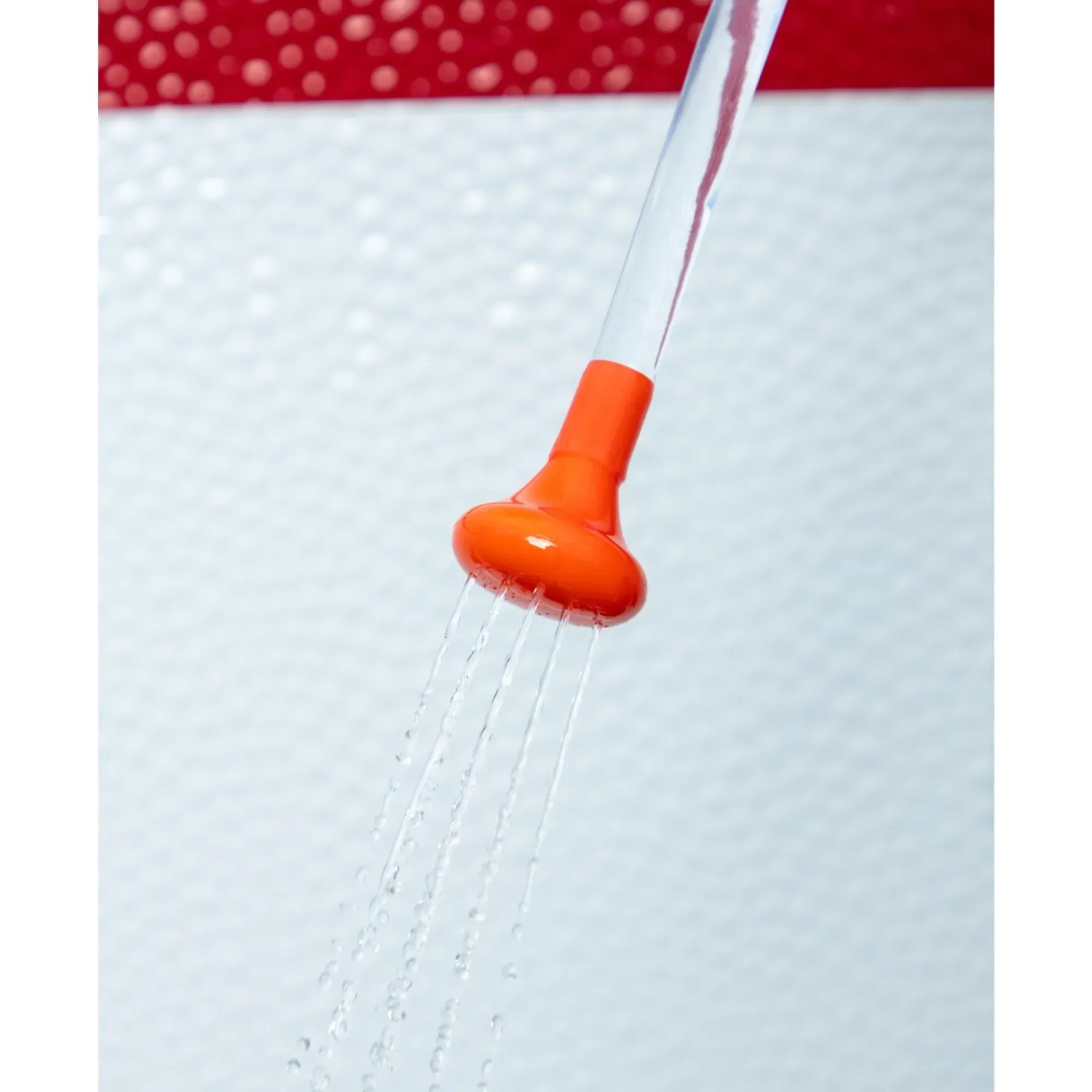 Detailaufnahme des Duschkopfs der Cartrend Solardusche, Wasserstrahl sichtbar.