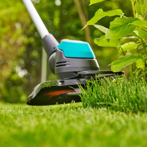 Gardena Akku-Trimmer EasyCut 23/18V im Einsatz, schneidet Gras. Inkl. Akku-Set.