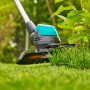 Gardena Akku-Trimmer EasyCut 23/18V im Einsatz, schneidet Gras. Inkl. Akku-Set.