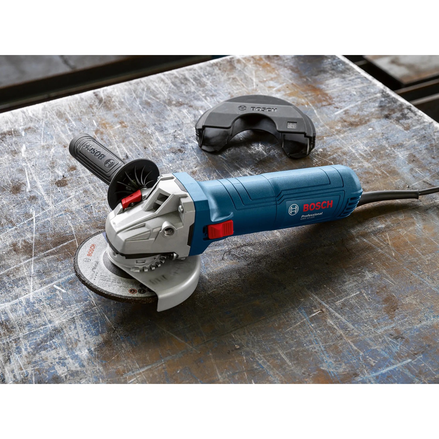 Bosch Professional GWS 12-125 Winkelschleifer mit Zusatzhandgriff und Trennschutzhaube.