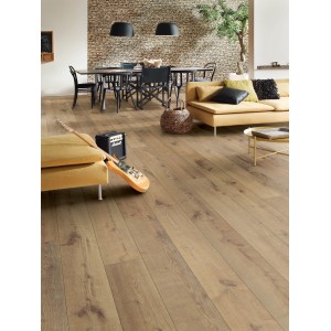 Verlegtes Kronoflooring Laminat 8mm Eiche Amalienborg im Wohnraum mit Gitarre und Verstärker.