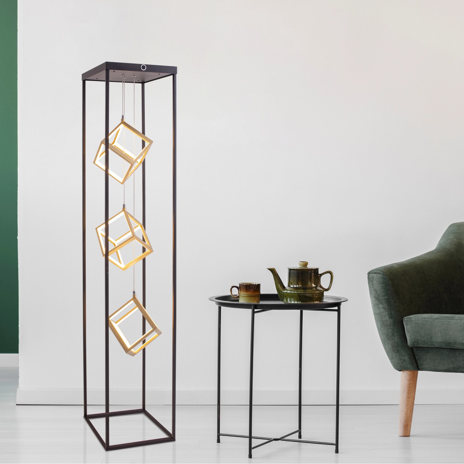 Näve LED-Stehleuchte Tripolis, 140 cm, mit drei goldfarbenen Leuchtwürfeln in Retro-Optik.