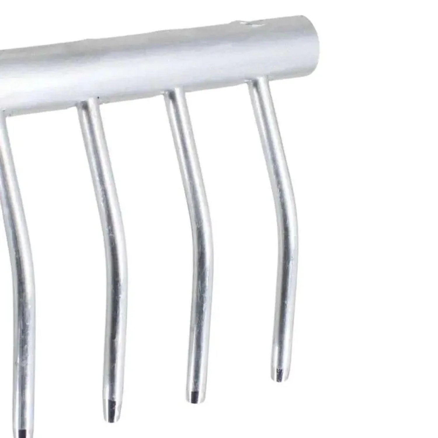 Detailansicht der stabilen Aluminium-Zinken eines Galaflor Rasenrechens für Gartenarbeit.