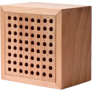 Bienenhaus Block Massiv aus FSC®-Holz mit vielen Bohrlöchern als Nisthilfe.