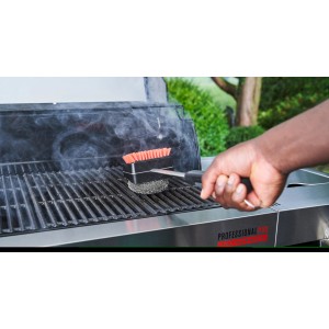 Char-Broil Grillbürste Hot & Cool Clean in Aktion auf einem Grillrost.