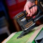 Worx Akku-Multifunktionsschleifer WX820.9 Solo beim Schleifen von Holz.