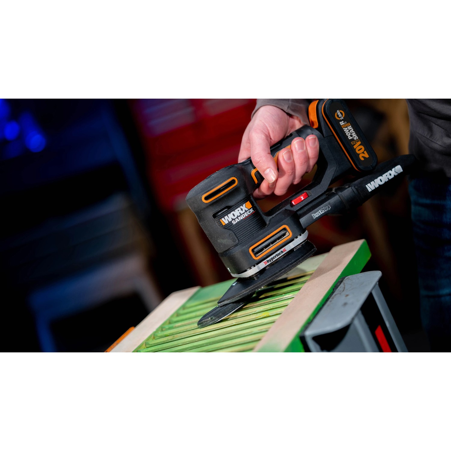 Worx Akku-Multifunktionsschleifer WX820.9 Solo beim Schleifen von Holz.