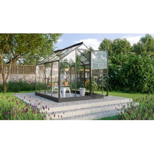 Schwarzes Vitavia Gewächshaus Triton 5000 ESG im Garten mit Pflanzen und Zubehör.