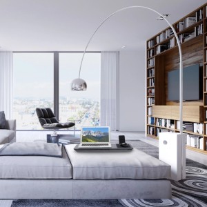 Graues Relaxdays Laptopkissen mit Laptop, Maus und Handy auf Sofa. Kissentablett mit Mauspad für bequemes Arbeiten.