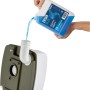Enders Campingtoilette Mobil WC Deluxe: Befüllen des Frischwassertanks mit blauer Reinigungsflüssigkeit.
