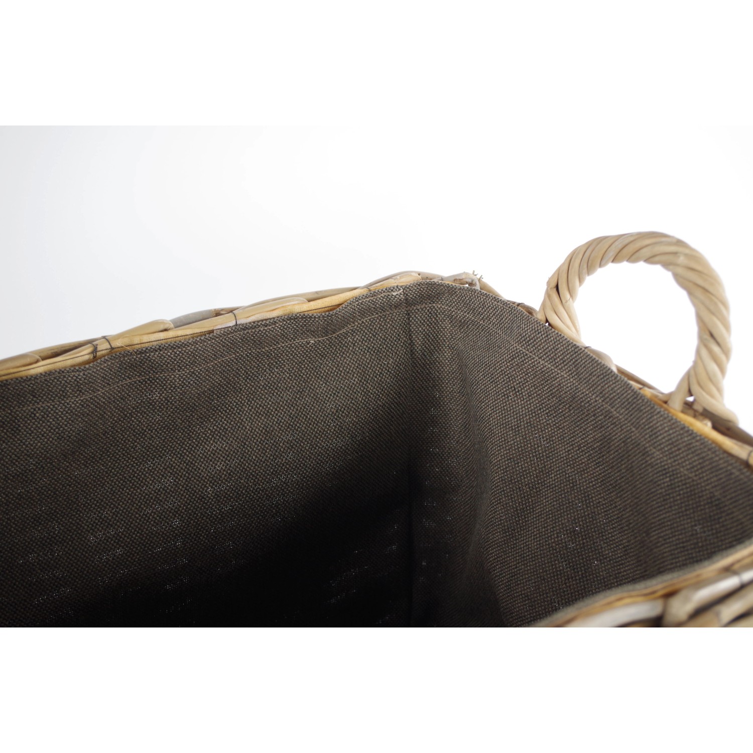 Rechteckiger Kobolo Holzkorb aus Rattan mit Stoffeinsatz und Tragegriffen.