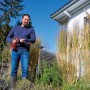Mann reinigt Garten mit Einhell Akku-Druckreinigerpistole Hypresso. Kabelloses Reinigungsgerät für Haus & Garten.