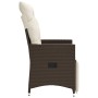 Verstellbarer, brauner vidaXL Gartensessel aus Rattan mit cremefarbenen Kissen.