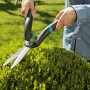 Gardena Hand-Heckenschere PrecisionCut im Einsatz beim Heckenschnitt.