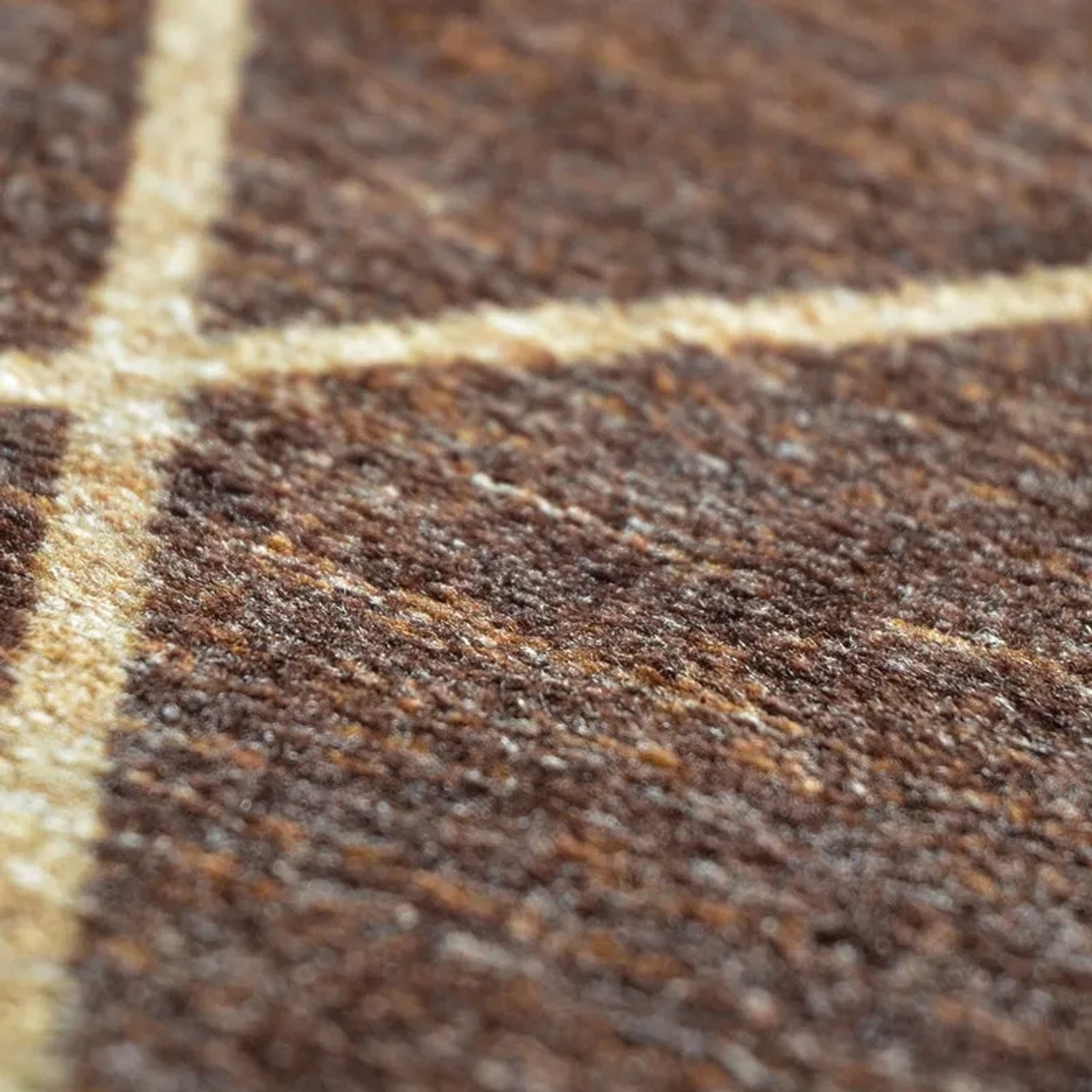 Detailaufnahme: Brauner KARAT Teppichläufer Cosenza mit Rautenmuster.