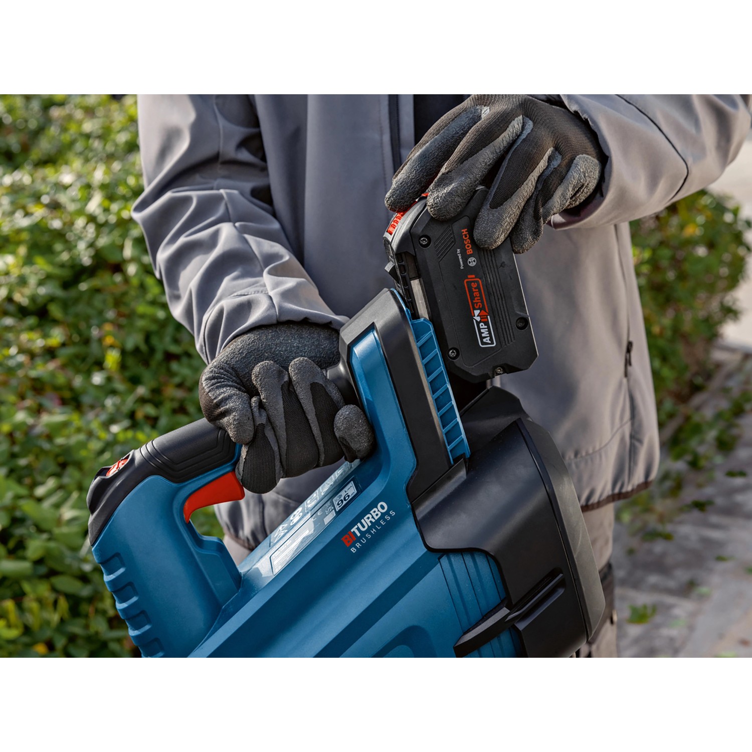 Bosch Professional Akku-Laubbläser GBL 18V-750 Solo mit eingesetztem Akku.