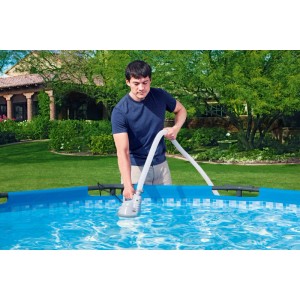 Mann nutzt Bestway Tauchpumpe (80 W) im Pool. Chlorresistente Elektro-Pumpe mit Schlauch.