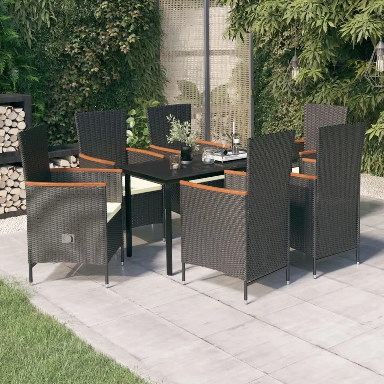 Schwarze 7-tlg. vidaXL Garten-Essgruppe mit Rattanstühlen, Holzarmllehnen und cremefarbenen Kissen.