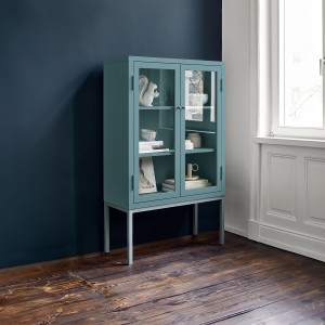 Blauer Buntlack-Schrank „Quelle der Gelehrten“ von Alpina Feine Farben mit Glasfront und Deko.