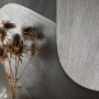 Newroom Vliestapete Nuccio Silber mit grafischem Muster und Struktur.