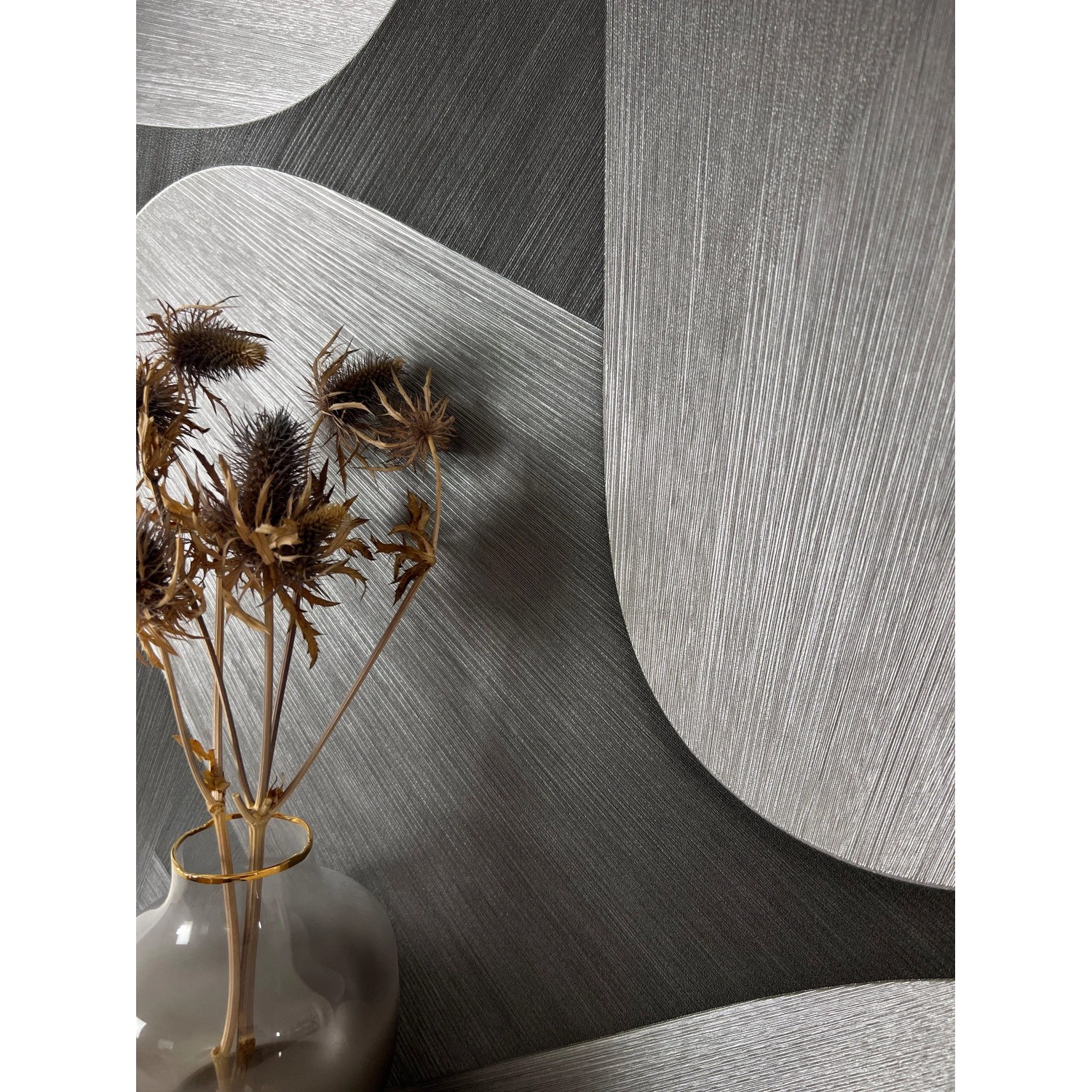 Newroom Vliestapete Nuccio Silber mit grafischem Muster und Struktur.