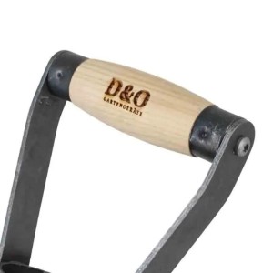 D&O Blumenzwiebelpflanzer: Detailansicht des hellen Holzgriffs aus Esche mit "D&O GARTENGERÄTE" Gravur und Borstahlrahmen.