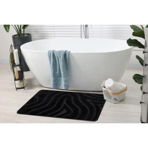 Schwarzer RugsX Teppich Lazienka VG19192 (60x100cm) im Badezimmer vor einer freistehenden Badewanne.