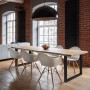 Esstisch mit schwarzem Relaxdays Tischkufen 2er Set aus Stahl im Industrial Design.