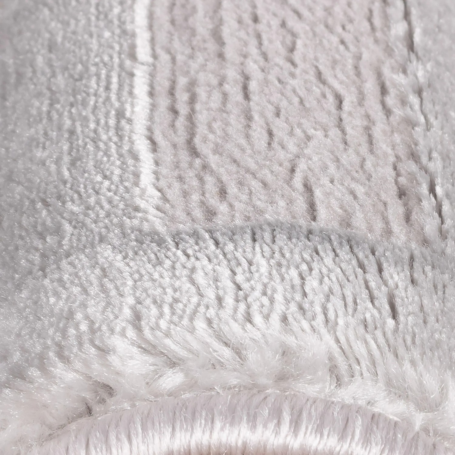Detailaufnahme: Ayyildiz Kurzflorteppich Sahara 1111, silberfarben, weicher Flor.