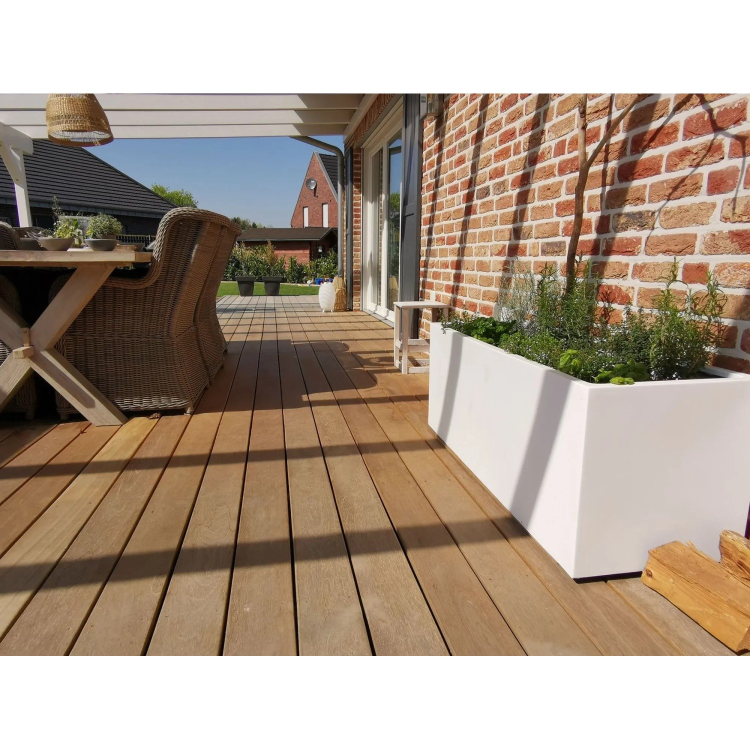 Weißer Vivanno Pflanzkübel Maxi (120x45x45 cm) auf einer Holzterrasse mit Bepflanzung.
