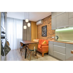 Moderne Küche mit Globo Hängeleuchte Blacky I, 3-flammig, Nickel/Opal über Esstisch.