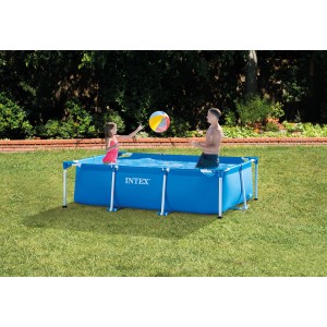 Intex Family Stahlrahmen Pool-Set 300x200x75cm mit spielenden Personen im Garten.