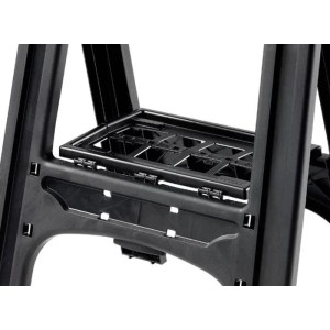 Detailansicht eines schwarzen Kunststoff Arbeitsbocks mit perforierter Ablagefläche für Werkzeuge. Robustes Design.