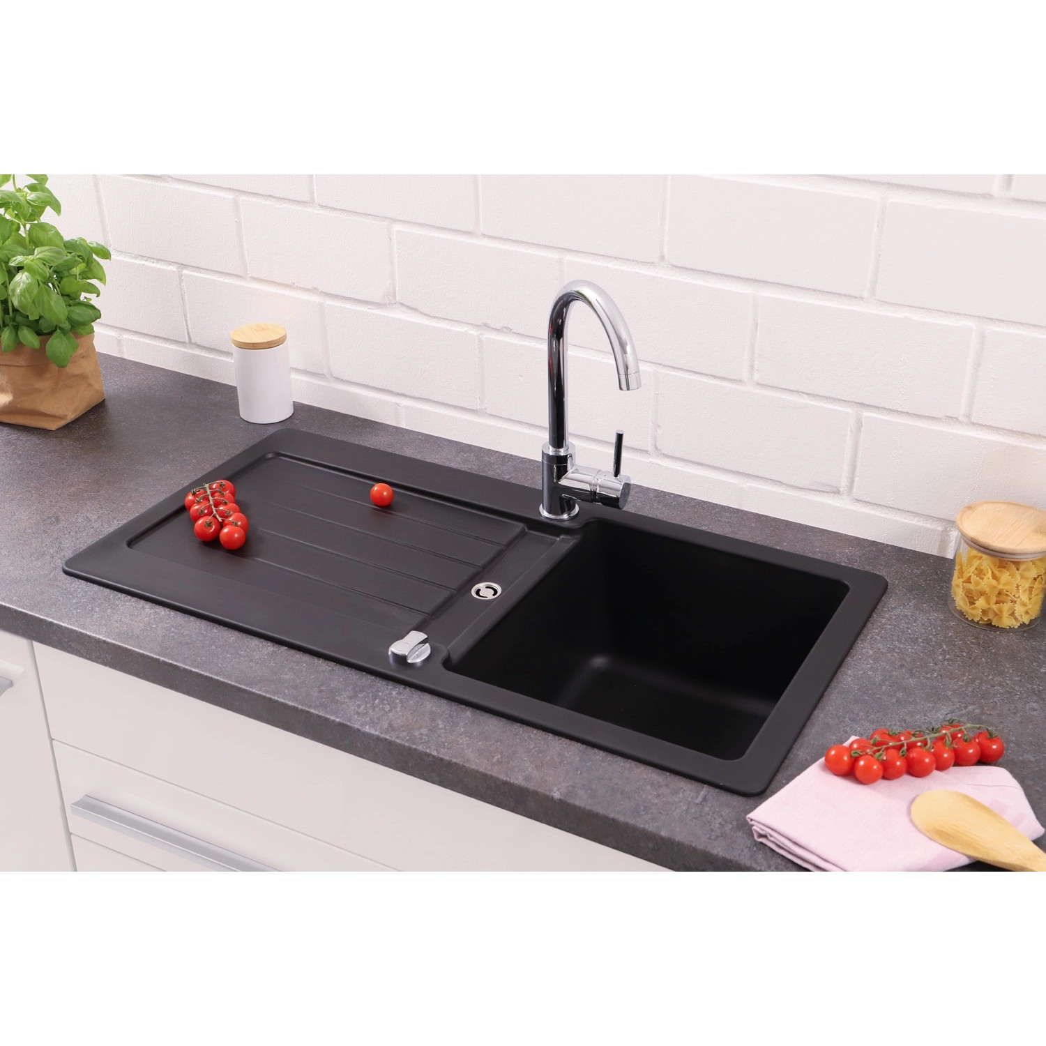 Respekta Granitspüle Atlanta, 86x43,5 cm, Schwarz, mit Abtropffläche und Armatur, eingebaut in Küchenzeile.