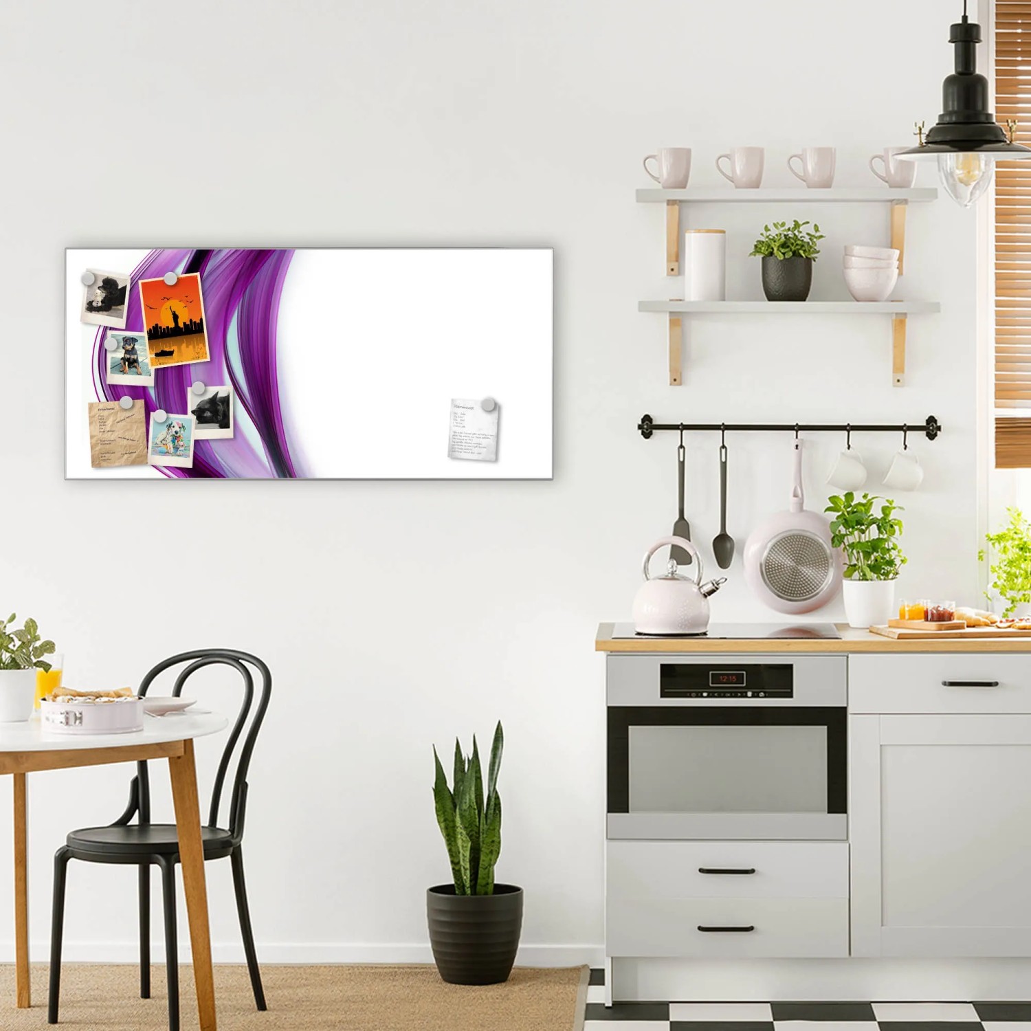 Magnettafel 78x37cm mit violettem Design in Küche, inklusive Magnete. Wanddekoration.