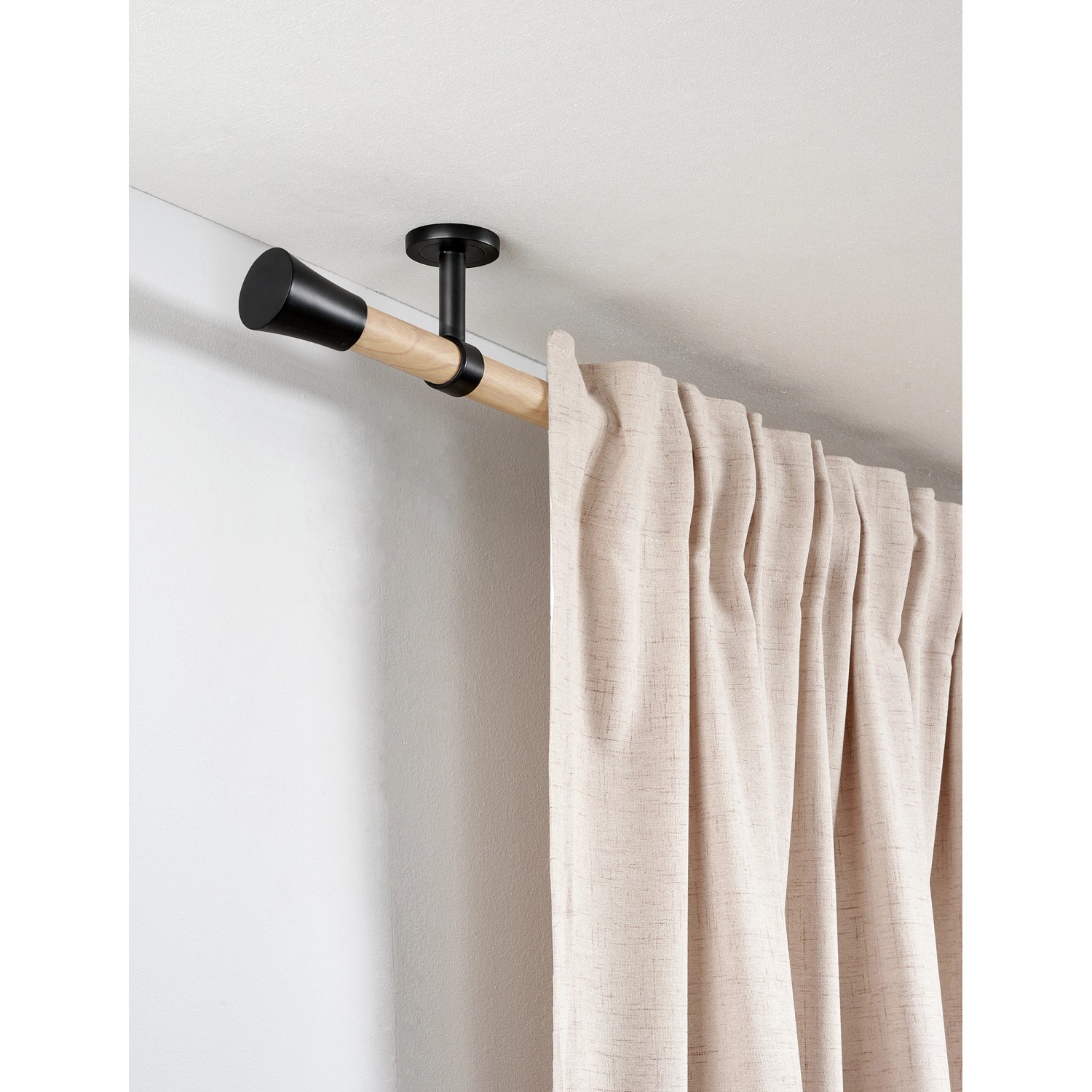 Gardinia Träger Denver, geschlossen, für 25 mm Stange, 7,5 cm, Schwarz Matt, mit Vorhang.