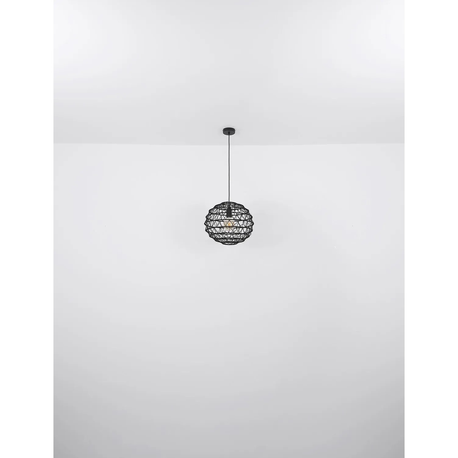 Schwarze Globo Hängeleuchte Senni, Ø 29 cm, mit filigranem Lampenschirm. Pendelleuchte für Wohnraum.